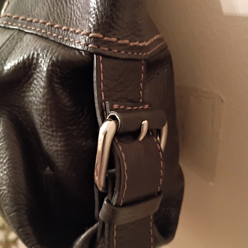 Fossil Chic Black Leather Drawstring Shoulder Bag - Picture 4 of 7
